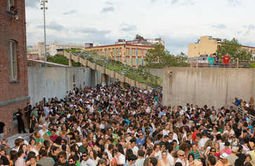 Warm Up on August 16, 2008, presented at MoMA PS1 as part of Warm Up 2008. Photo by Mark Lentz.