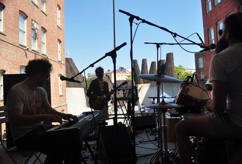 Warm Up on July 18, 2009, presented at MoMA PS1 as part of Warm Up 2009. Photo courtesy of MoMA PS1.