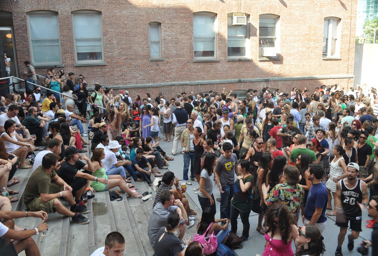 Warm Up on July 18, 2009, presented at MoMA PS1 as part of Warm Up 2009. Photo courtesy of MoMA PS1.