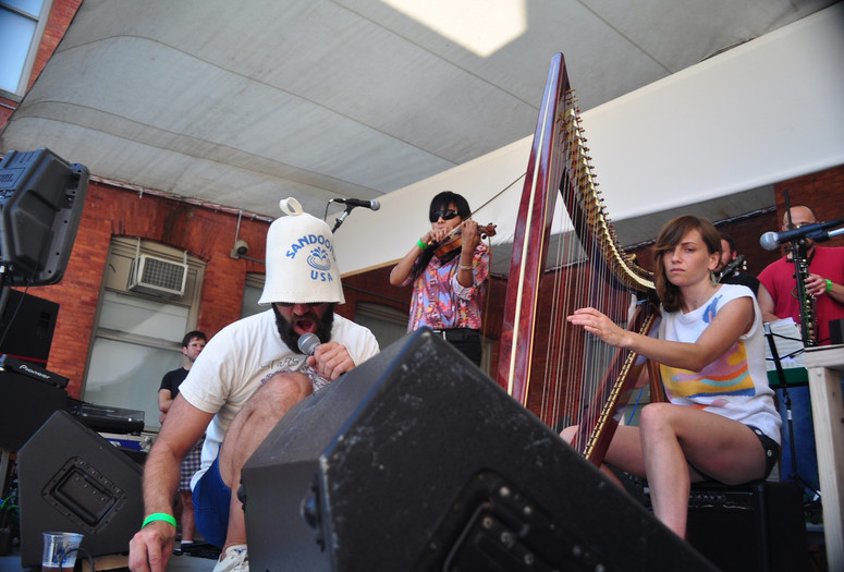 Warm Up on August 1, 2009, presented at MoMA PS1 as part of Warm Up 2009. Photo courtesy of MoMA PS1.