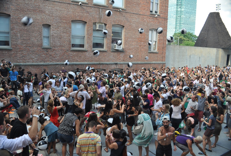 Warm Up on July 18, 2009, presented at MoMA PS1 as part of Warm Up 2009. Photo courtesy of MoMA PS1.