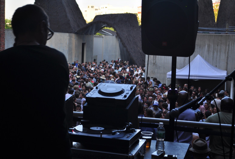 Warm Up on August 1, 2009, presented at MoMA PS1 as part of Warm Up 2009. Photo courtesy of MoMA PS1.