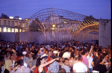 Warm Up on July 10, 2004, presented at MoMA PS1 as part of Warm Up 2004. Photo courtesy of MoMA PS1.