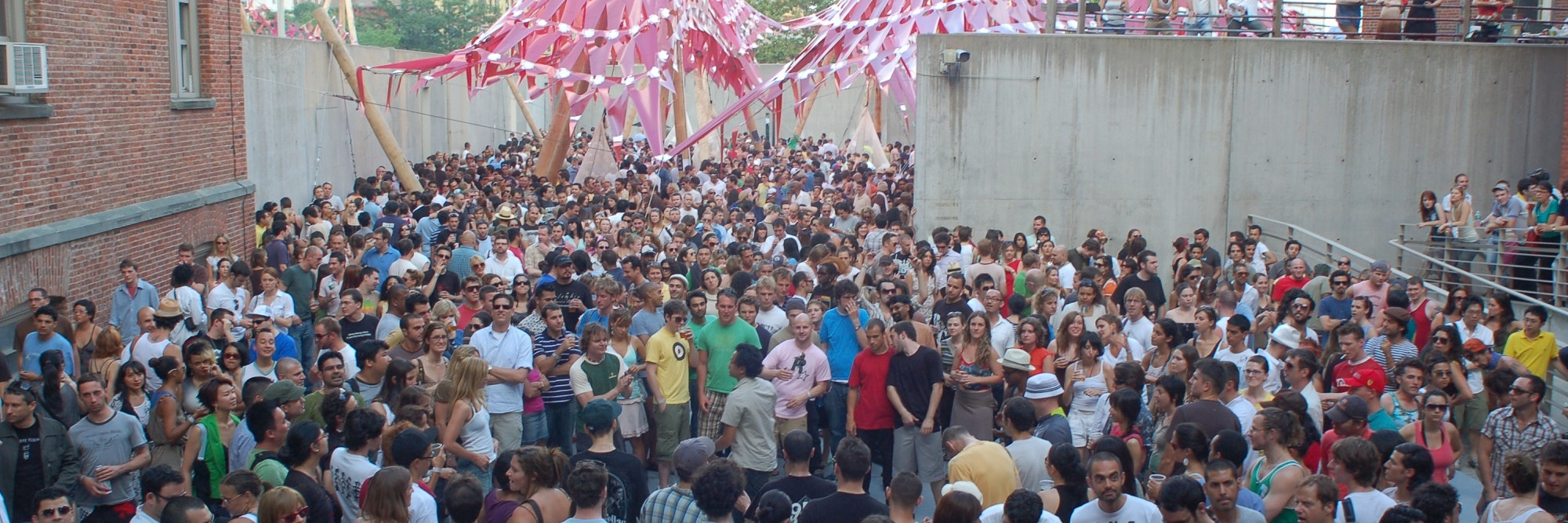 Warm Up on July 7, 2007, presented at MoMA PS1 as part of Warm Up 2007. Photo by Seze Devres.