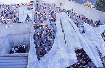 Warm Up on July 19, 2003, presented at MoMA PS1 as part of Warm Up 2003. Photo courtesy of MoMA PS1.