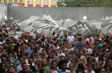 Warm Up crowd in 2005, presented at MoMA PS1 as part of Warm Up 2005. Photo courtesy of MoMA PS1.