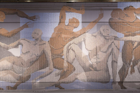 Zöe Paul. The Land of the Lotus Eaters. 2018. Raku fired ceramic beads, nylon coated steel cable, brass, and silver, 860 × 340 × 1 cm. Courtesy the artist. Photo: William Morgan