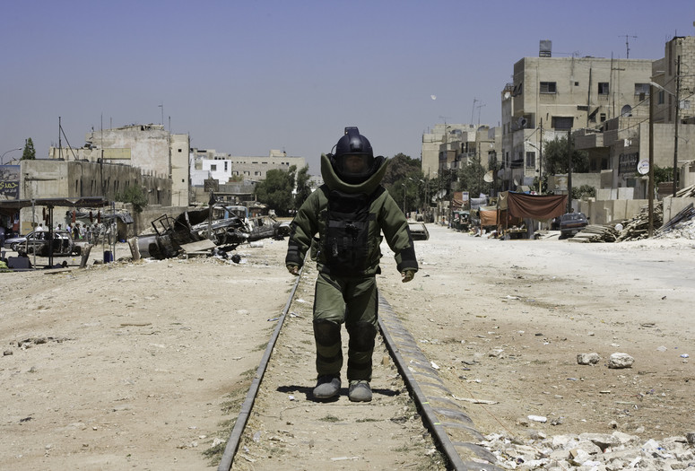 Still from The Hurt Locker. 2009. USA. Directed by Kathryn Bigelow. 131 min.