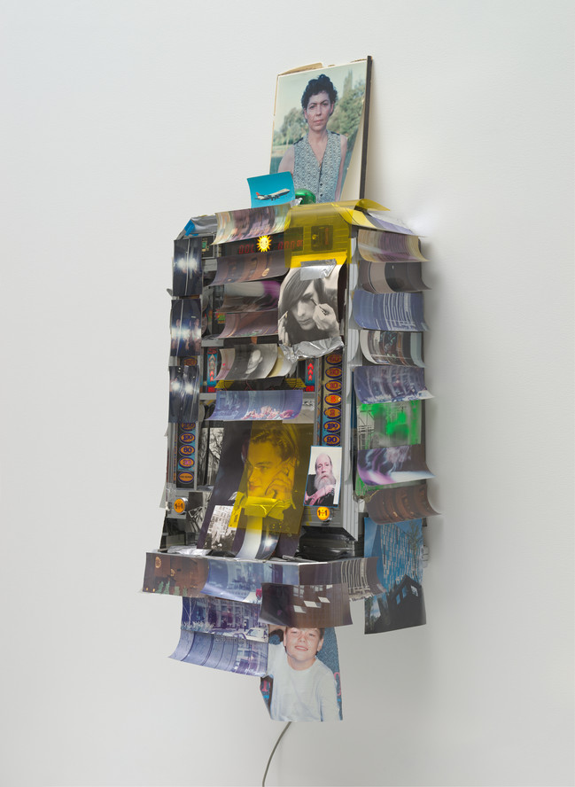 Isa Genzken. Spielautomat (Slot Machine). 1999