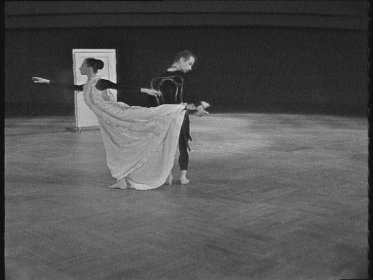 Video still from Merce Cunningham. _Antic Meet_, 1958. Performed by Merce Cunningham Dance Company, 1964. Director: Arne Arnbom; Décor and Costumes: Robert Rauschenberg; Producer: Sveriges Radio Televisionen; Music: John Cage; Dancers: Carolyn Browne, Merce Cunningham, Barbara Dilley, Viola Farber, Sandra Neels, Steve Paxton. © Sveriges Television AB
