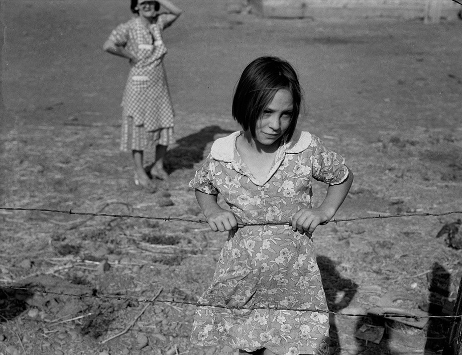 Dorothea Lange. Child and Her Mother, Wapato, Yakima Valley, Washington. August 1939