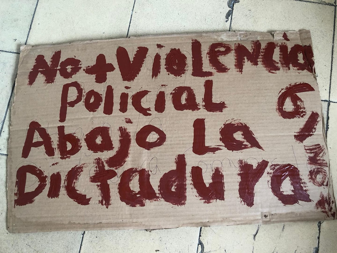 Un rótulo que dice: No más violencia policial, abajo la dictadura