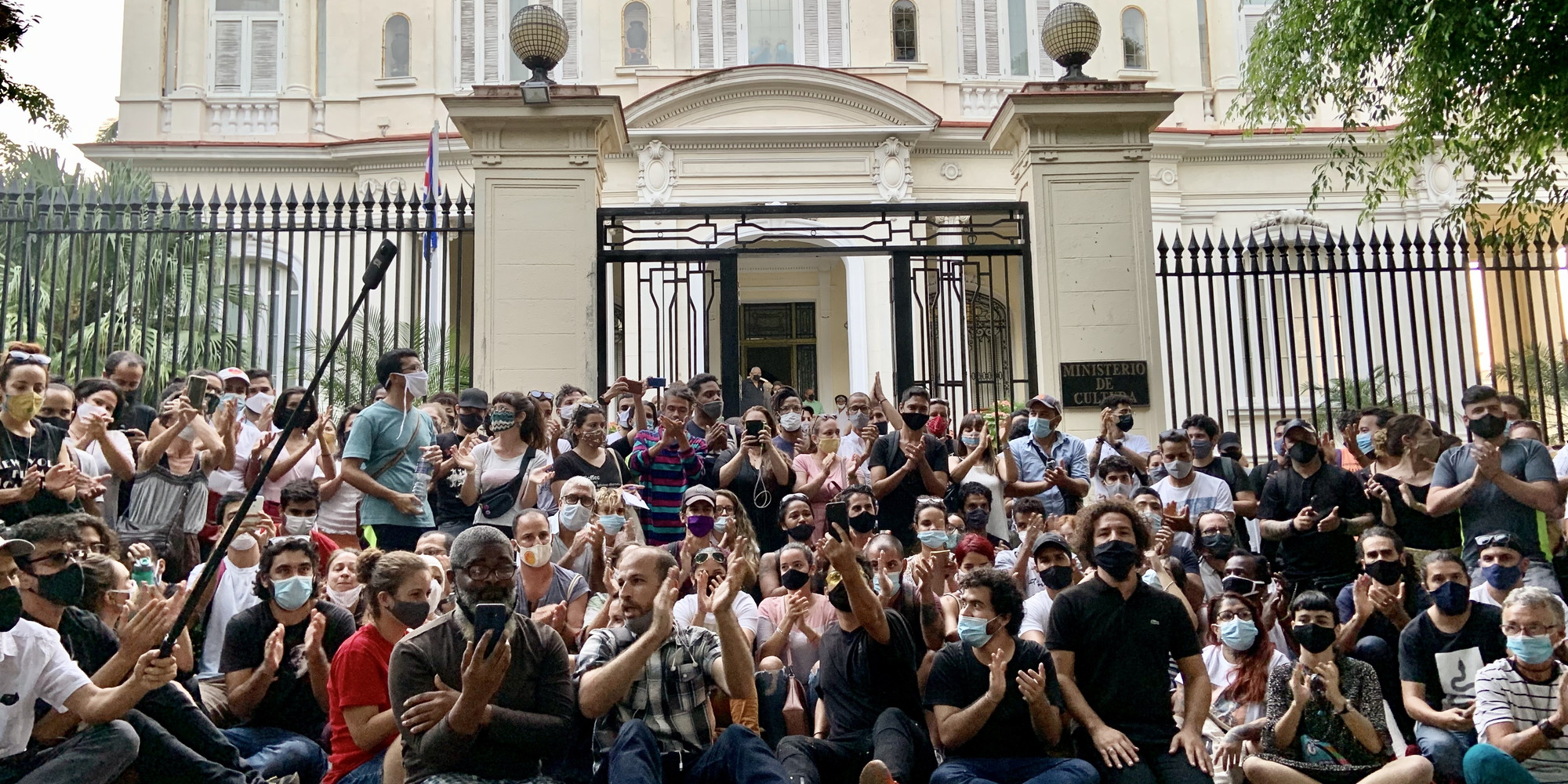 An artists’ protest in front of the Ministry of Culture in Havana, November 27, 2020. Photo: Reynier Leyva Novo