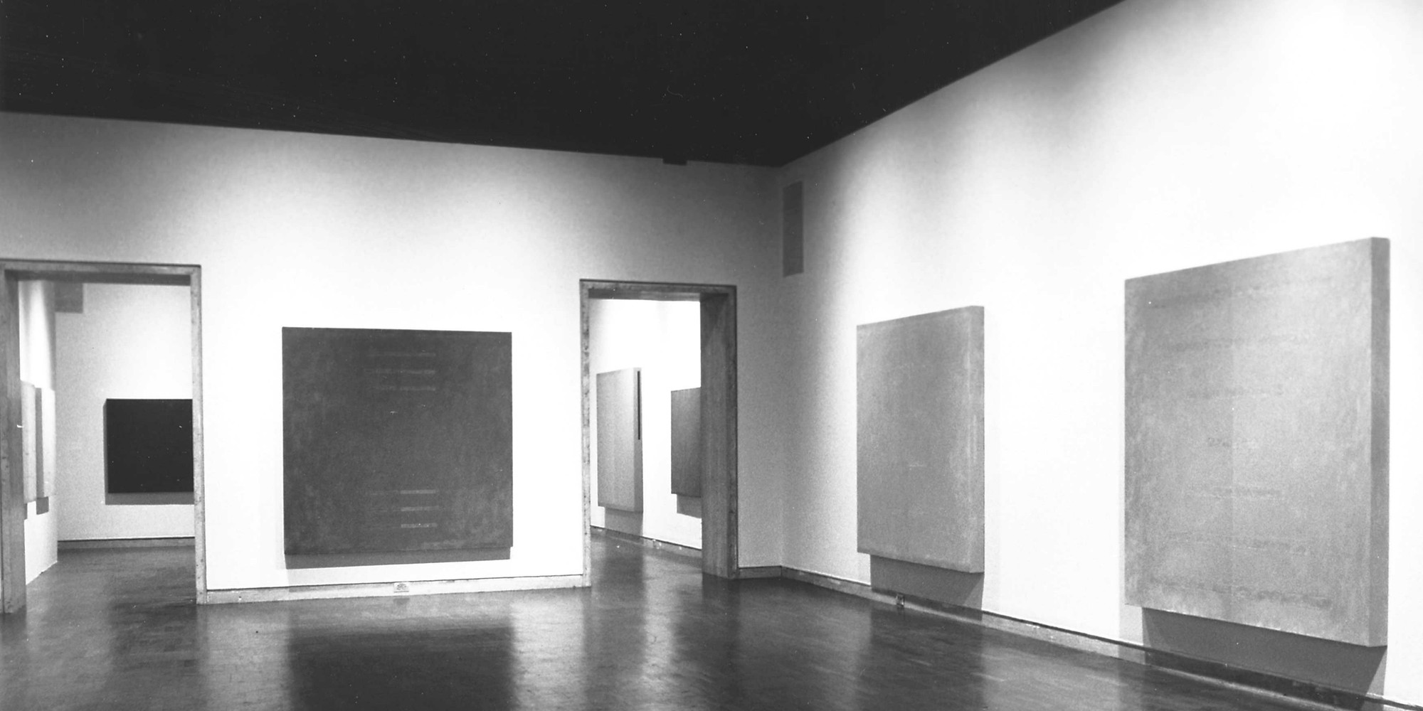 Vista de César Paternosto Paintings 1969–1980 en el Center for Interamerican Relations (The America’s Society), New York, septiembre 1981. The Hidden Order se exhibió en esta exposición. Imagen cortesía de Cecilia de Torres Gallery