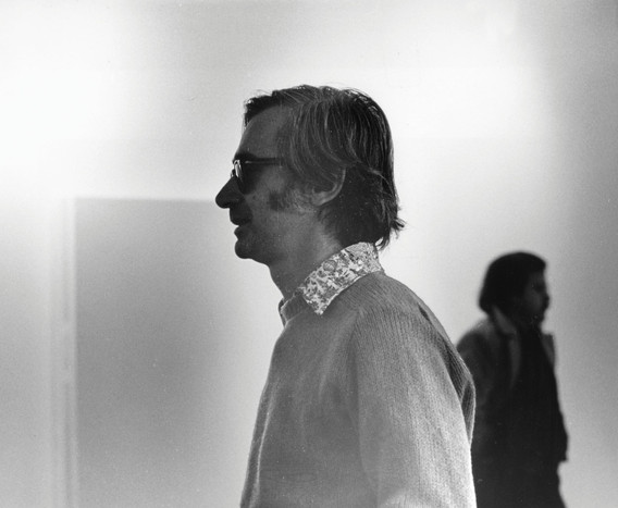 Fotografía de César Paternosto en la inauguración de The Oblique Vision en AM Sachs Gallery, enero 1970