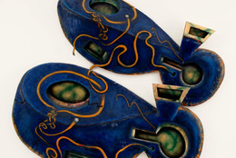 Elizabeth Murray. Dis Pair. 1990. Oil and plastic cap on canvas and wood, two parts, 10&#39; 2 1/2&#34; x 10&#39; 9 1/4&#34; x 13&#34; (331.3 x 328.3 x 33 cm). © 2018 Estate of Elizabeth Murray / Artists Rights Society (ARS), New York. Photo: John Wronn