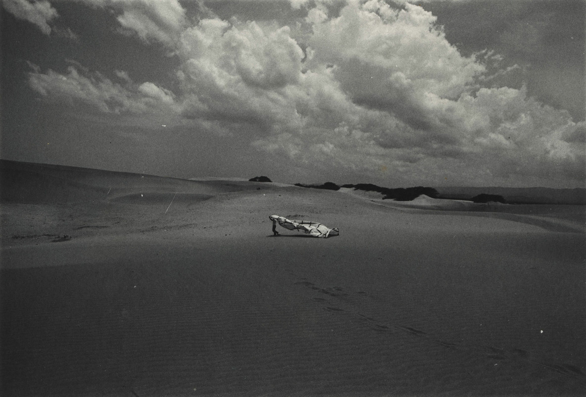 Eugenio Espinoza. Photograph taken during the experiments in the Médanos de Coro desert. 1972