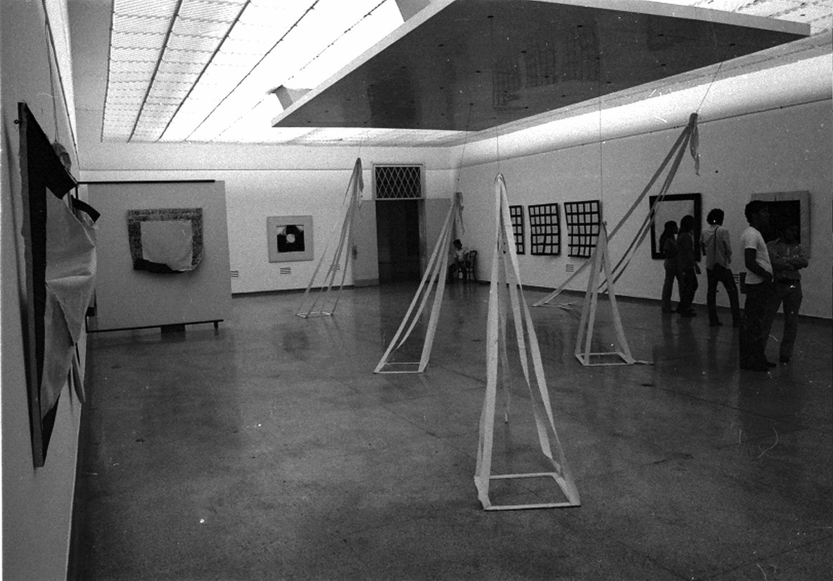 Installation view of Espinoza’s solo exhibition at the Museo de Bellas Artes, Caracas, in 1972. Untitled is pictured alongside two additional works with the same grid and of the same size, but which did not hold bags of sand