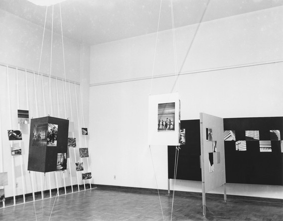 Vista da instalação de Tomás Farcas, Estudos fotográficos, Museu de Arte Moderna de São Paulo, julho de 1949