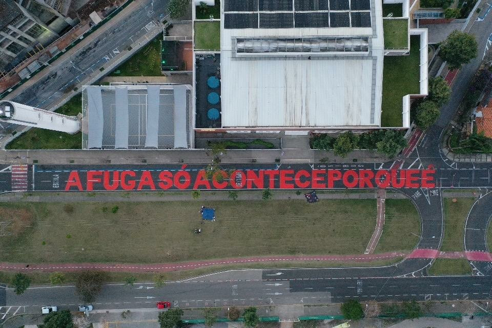 Jota Mombaça. Pavimento n. 1: A fuga só acontece porque é impossível (Pavimento No. 1: La fuga solo pasa porque es imposible). 2021