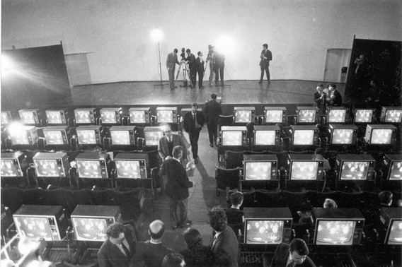 Marta Minujín. Simultaneidad en simultaneidad (Simultaneity in Simultaneity), Instituto Di Tella, Buenos Aires, 1966.