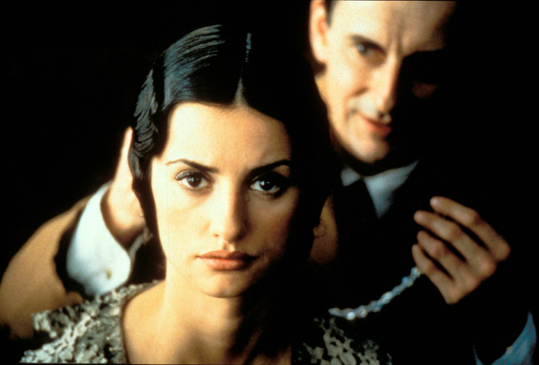 La niña de tus ojos (The Girl of Your Dreams). 1998. Spain. Directed by Fernando Trueba. Courtesy Alamy