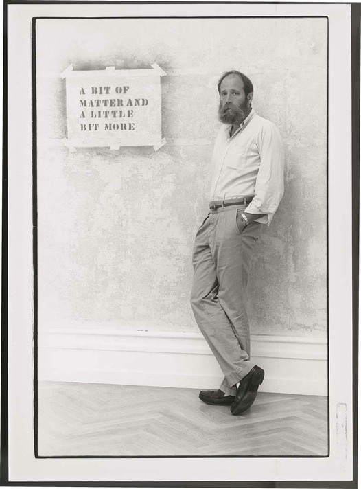 Lawrence Weiner in front of A BIT OF MATTER AND A LITTLE BIT MORE (1976), Kunsthalle Bern, Works & Reconstructions, August 19–October 16, 1983