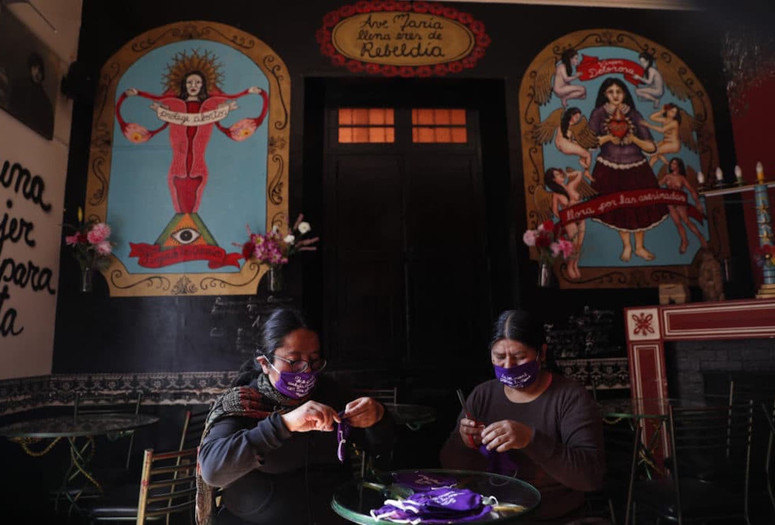 Mujeres Creando during public manifestation for indigenous women rights. Courtesy of Mujeres Creando