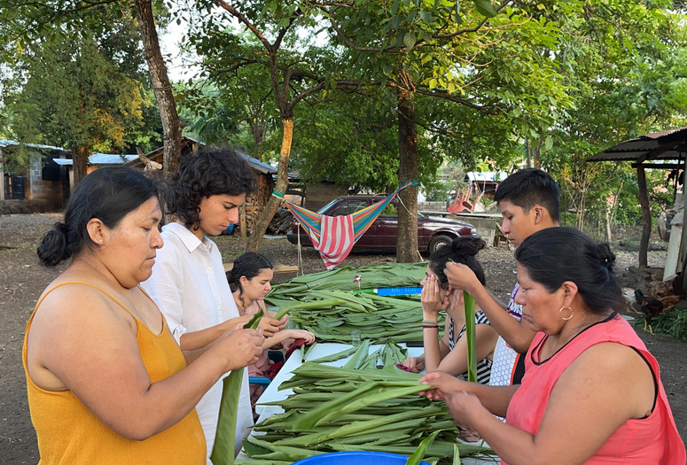 colectivo amasijo preparing tamales, Los Tuxtlas - Veracruz. Photo by Pablo Escoto. Courtesy of colectivo amasijo