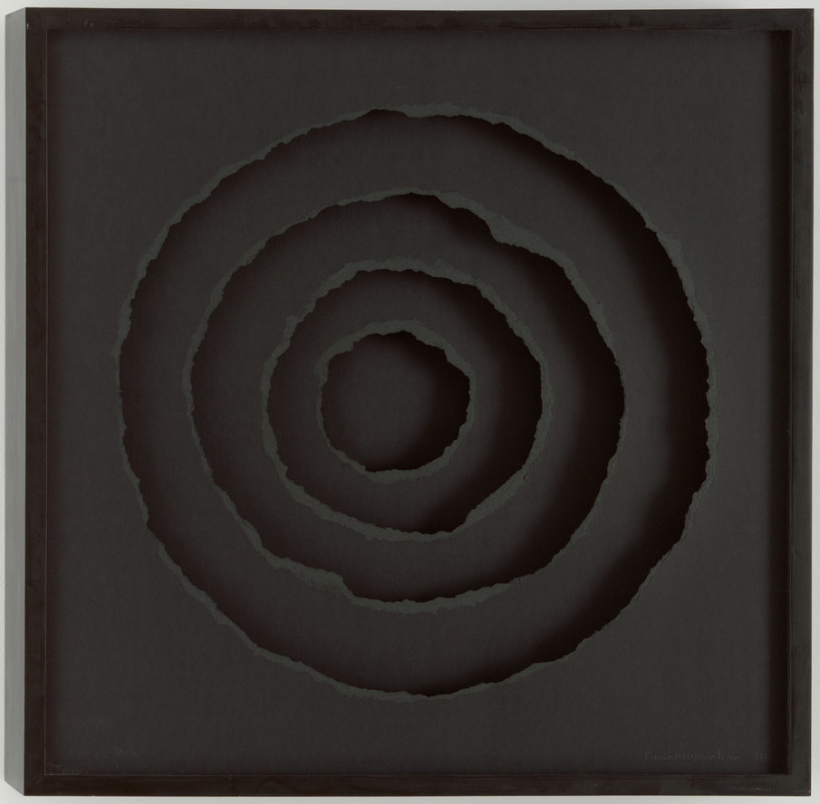 Anna Maria Maiolino. Black Hole (Buraco Preto) [Agujero negro] de la serie Holes/Drawing Objects (Os Buracos/Desenhos Objetos) [Agujeros/Dibujos objeto]. 1974