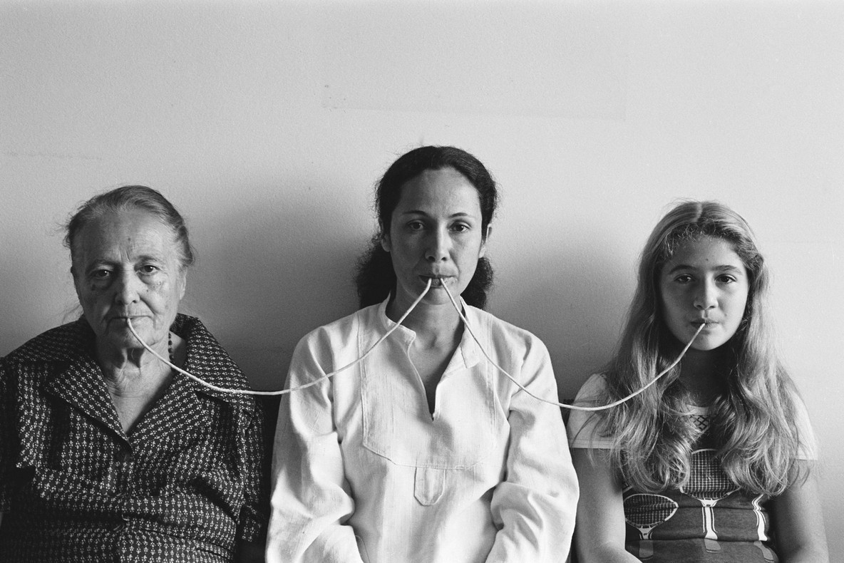 Anna Maria Maiolino. Por um fio (By a Thread) [Por un hilo], de la serie Fotopoemação (Photopoemaction) [Fotopoemacción]. 1976/2017
