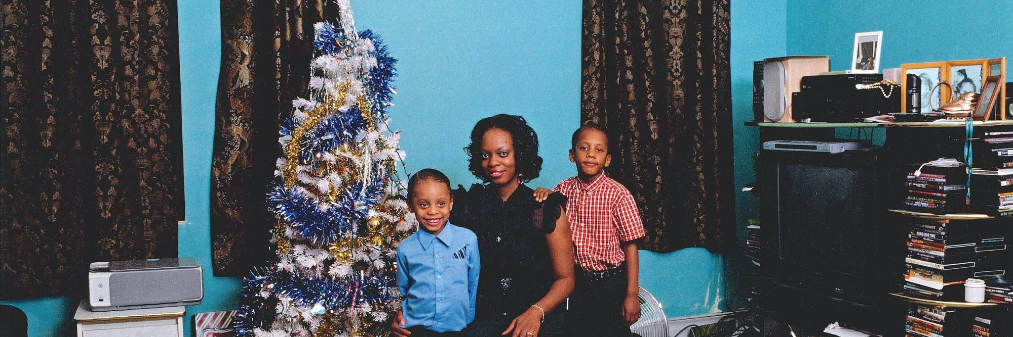 Deana Lawson, Coulson Family, 2008. Pigment print. Courtesy the artist; Sikkema Jenkins &amp; Co., New York; and David Kordansky Gallery, Los Angeles. © Deana Lawson