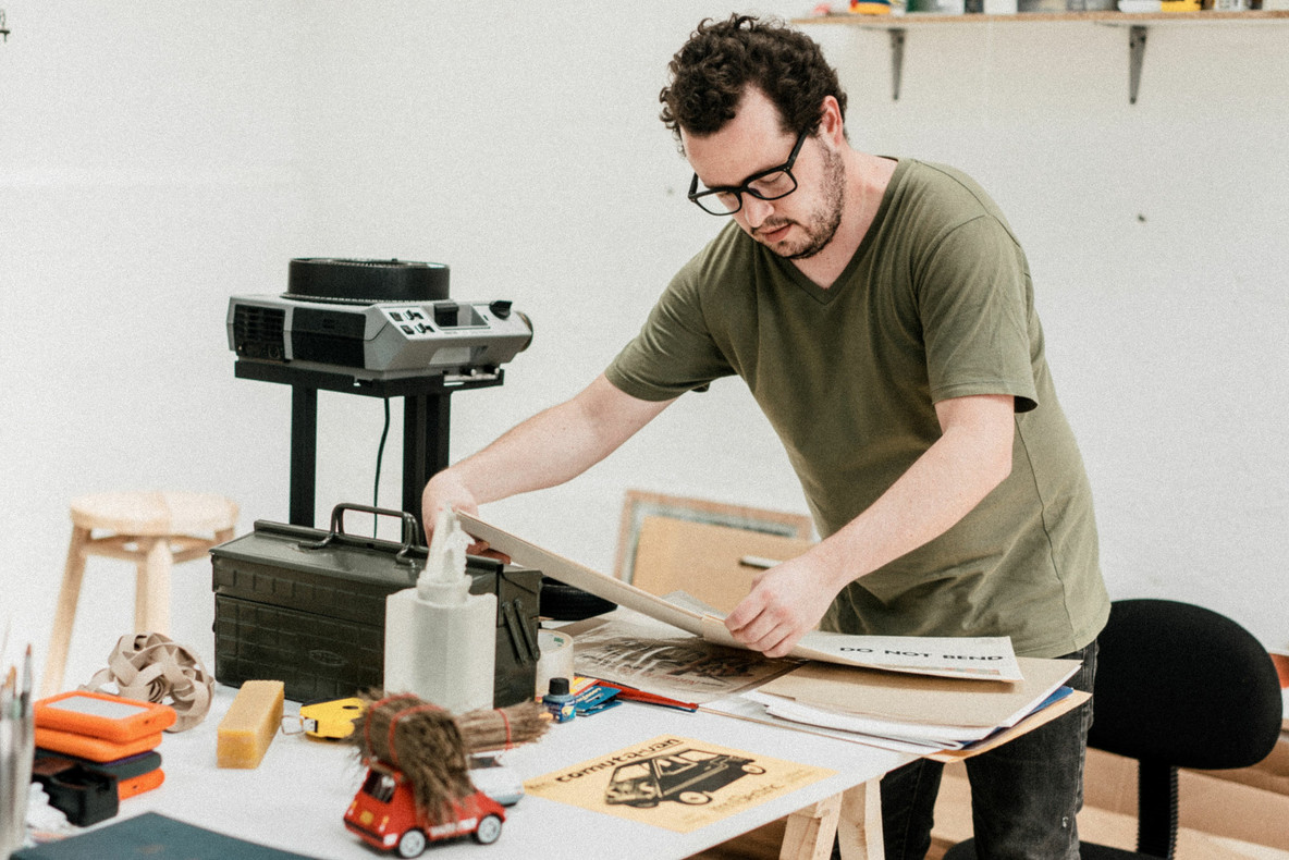 Adrián Balseca in his studio, 2022