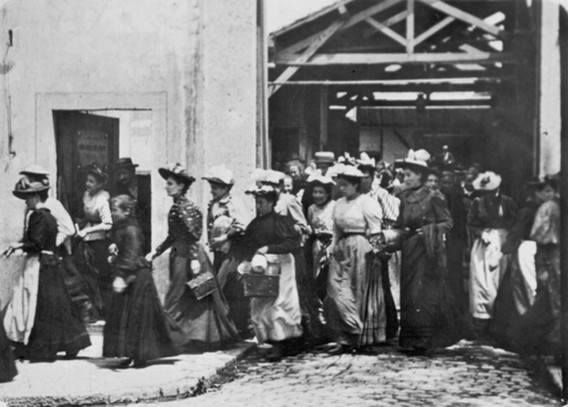 Sortie d’usine (Workers Leaving the Lumière Factory). 1895. France. Directed by Louis Lumière