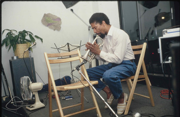Knit 1, Risk All, a series of musical performances organized by Just Above Midtown Gallery at the Knitting Factory, 47 East Houston Street, 1987. Pictured: Lawrence D. “Butch” Morris. Photo: Doug Vann