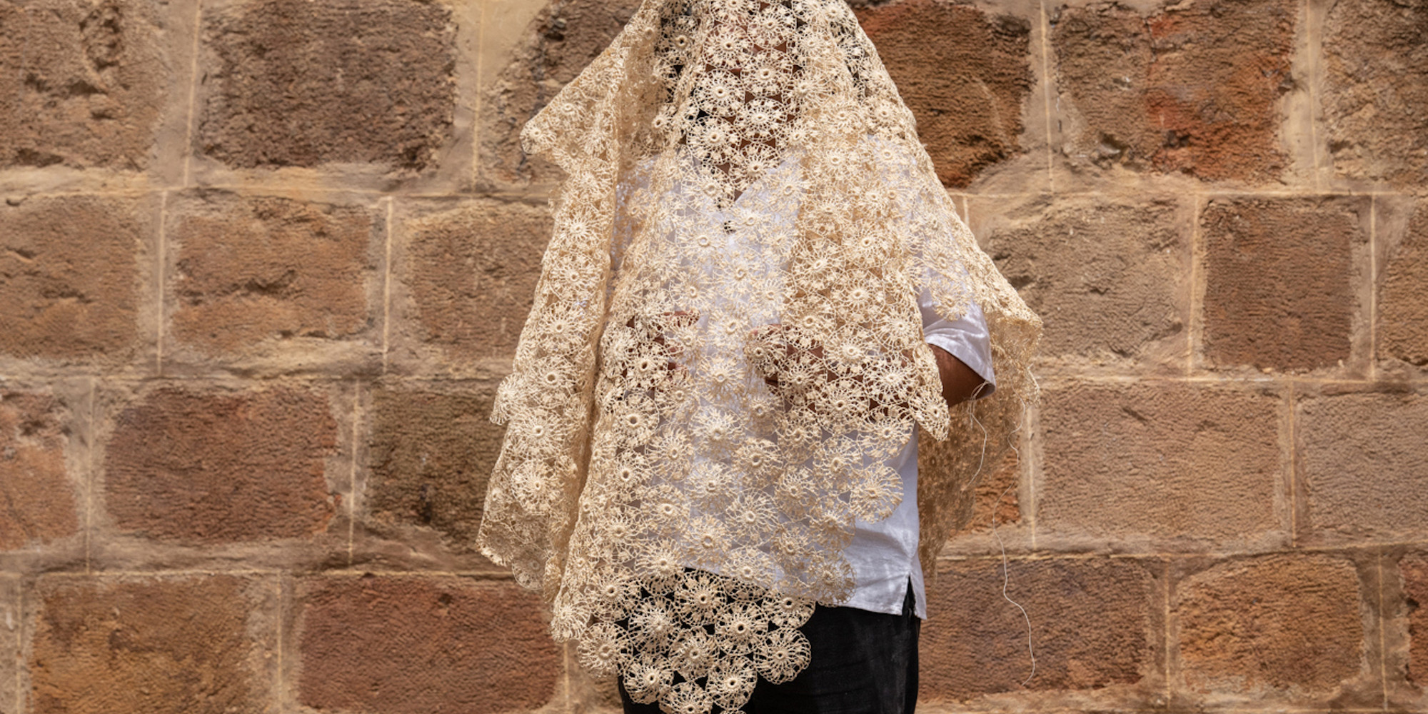 Jorge González wearing a quilt made of Soles-Suaty during the Caminata Suaty in Barichara, Colombia, 2022. Photo: Mateo Pérez. Courtesy of La Reserva Guatoc and the artist