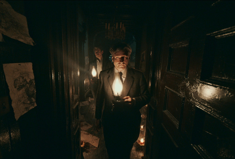 Guillermo del Toro’s Cabinet of Curiosities: Pickman’s Model. 2022. US. Directed by Keith Thomas. Courtesy of Netflix/Everett Collection.