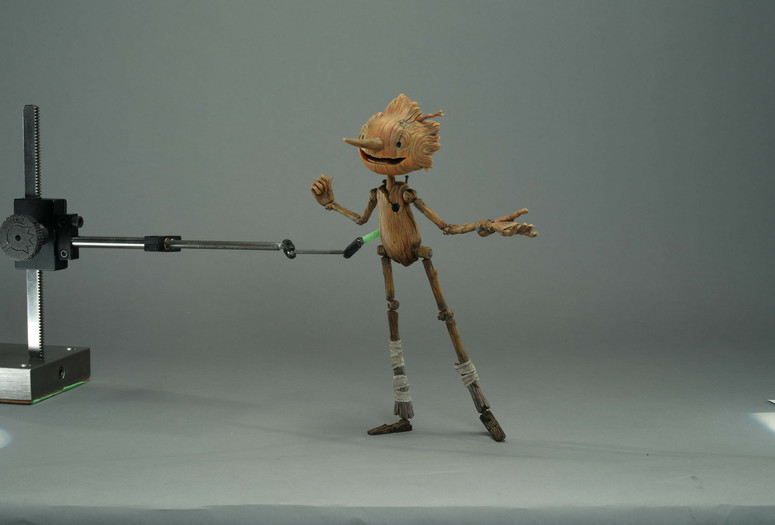 Mackinnon y Saunders. Marionetas de producción de Pinocho con aparejo. 2019–20. resina impresa en 3D, acero impreso en 3D, acero, silicona, tela y pintura, 4 × 3 × 9,5&#34; (10,2 × 7,6 × 24,1 cm). De Pinocho de Guillermo del Toro, 2022. Imagen cortesía de Netflix