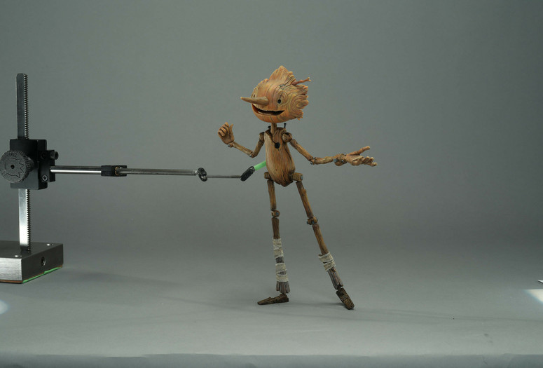 Mackinnon y Saunders. Marionetas de producción de Pinocho con aparejo. 2019–20. resina impresa en 3D, acero impreso en 3D, acero, silicona, tela y pintura, 4 × 3 × 9,5" (10,2 × 7,6 × 24,1 cm). De Pinocho de Guillermo del Toro, 2022. Imagen cortesía de Netflix