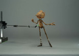 Mackinnon y Saunders. Marionetas de producción de Pinocho con aparejo. 2019–20. resina impresa en 3D, acero impreso en 3D, acero, silicona, tela y pintura, 4 × 3 × 9,5&#34; (10,2 × 7,6 × 24,1 cm). De Pinocho de Guillermo del Toro, 2022. Imagen cortesía de Netflix