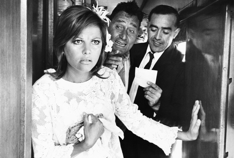 Bello onesto emigrato Australia sposerebbe compaesana illibata (A Girl in Australia). 1971. Italy. Directed by Luigi Zampa. Courtesy of Everett Collection.