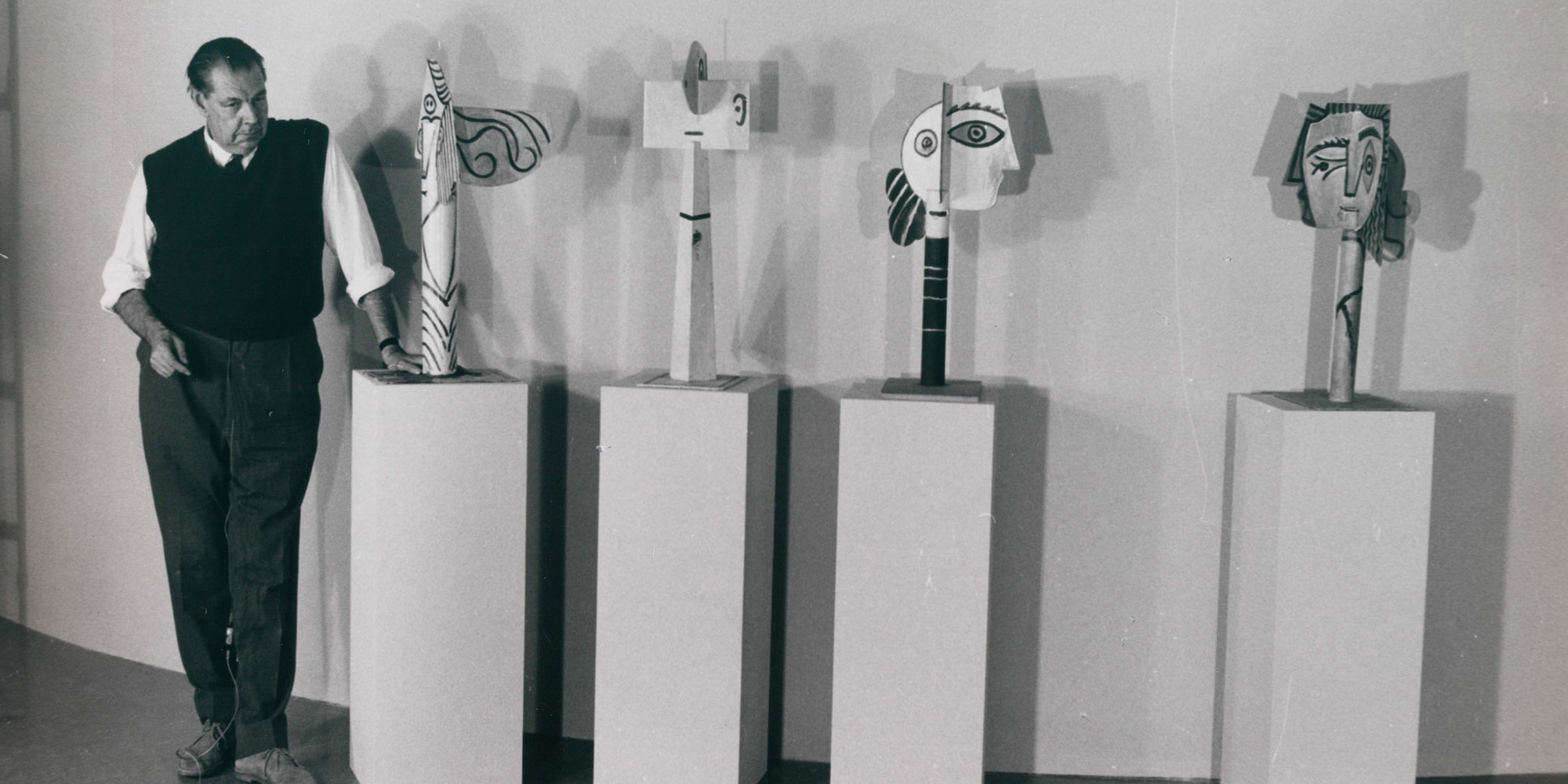René d&#39;Harnoncourt installing the exhibition The Sculpture of Picasso, October 1967. Photographic Archive (PA). The Museum of Modern Art Archives, New York