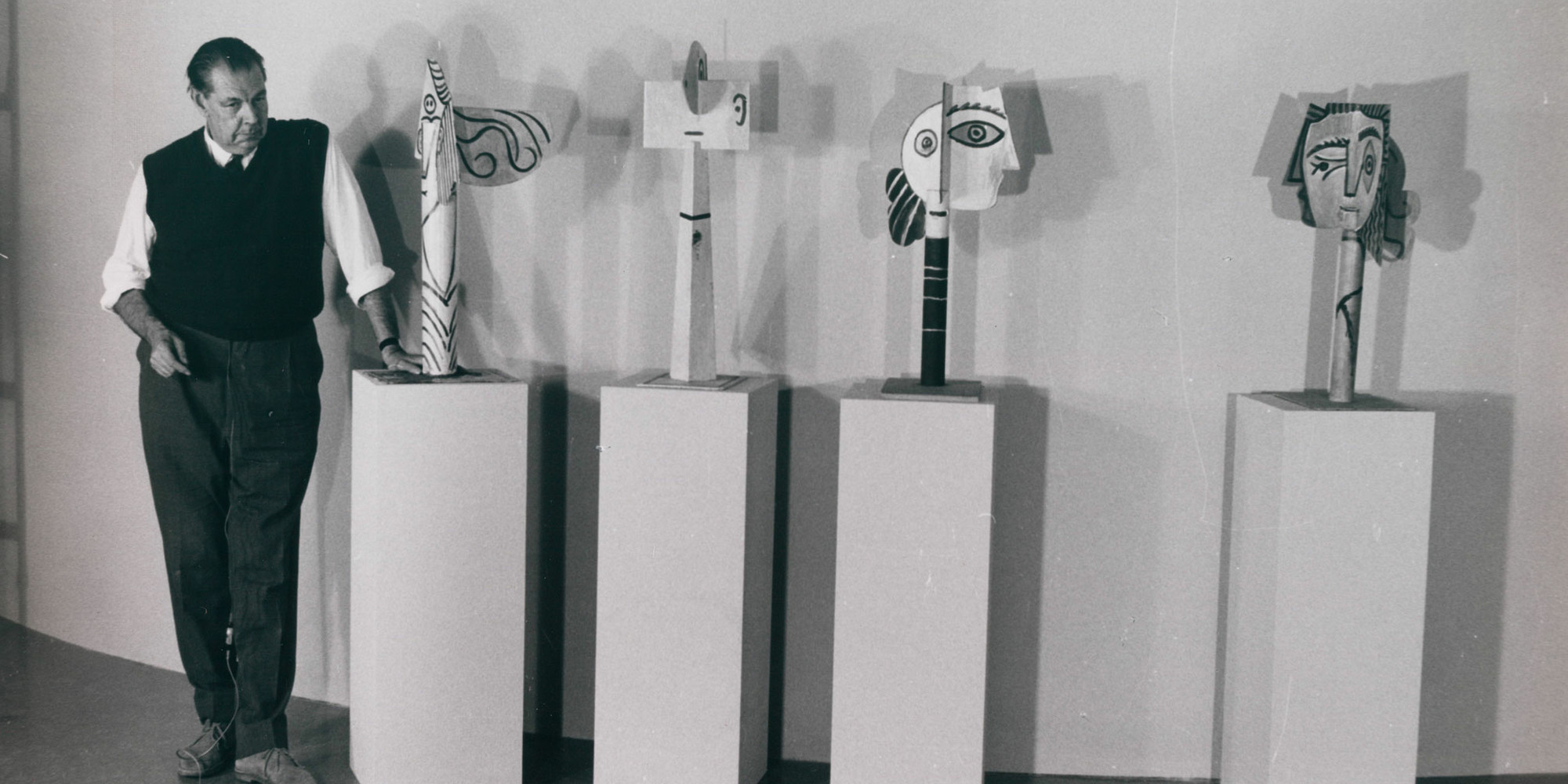 René d'Harnoncourt installing the exhibition The Sculpture of Picasso, October 1967. Photographic Archive (PA). The Museum of Modern Art Archives, New York
