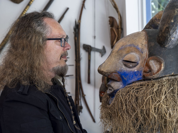 José Bedia and a Holo mask used for the Mukanda initiation ceremony in Kwango Kuilo, Congo