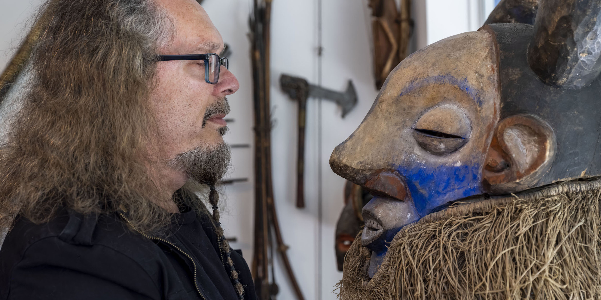 José Bedia and a Holo mask used for the Mukanda initiation ceremony in Kwango Kuilo, Congo. Photo: Oriol Tarridas