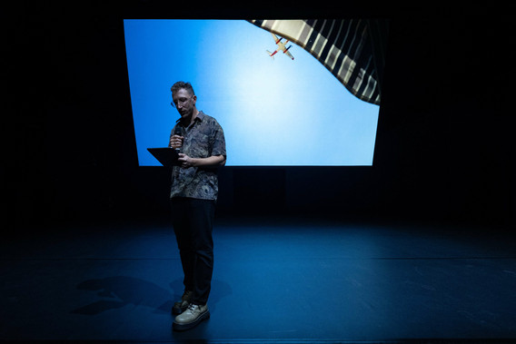 Lawrence Abu Hamdan performing. Air Pressure, Künstlerhaus Mousonturm, Frankfurt, 2021