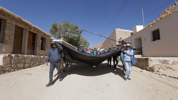 Miembros de las comunidades indígenas de Salinas Grandes y Laguna de Guayatayoc se manifiestan contra la actual extracción de litio, 2023