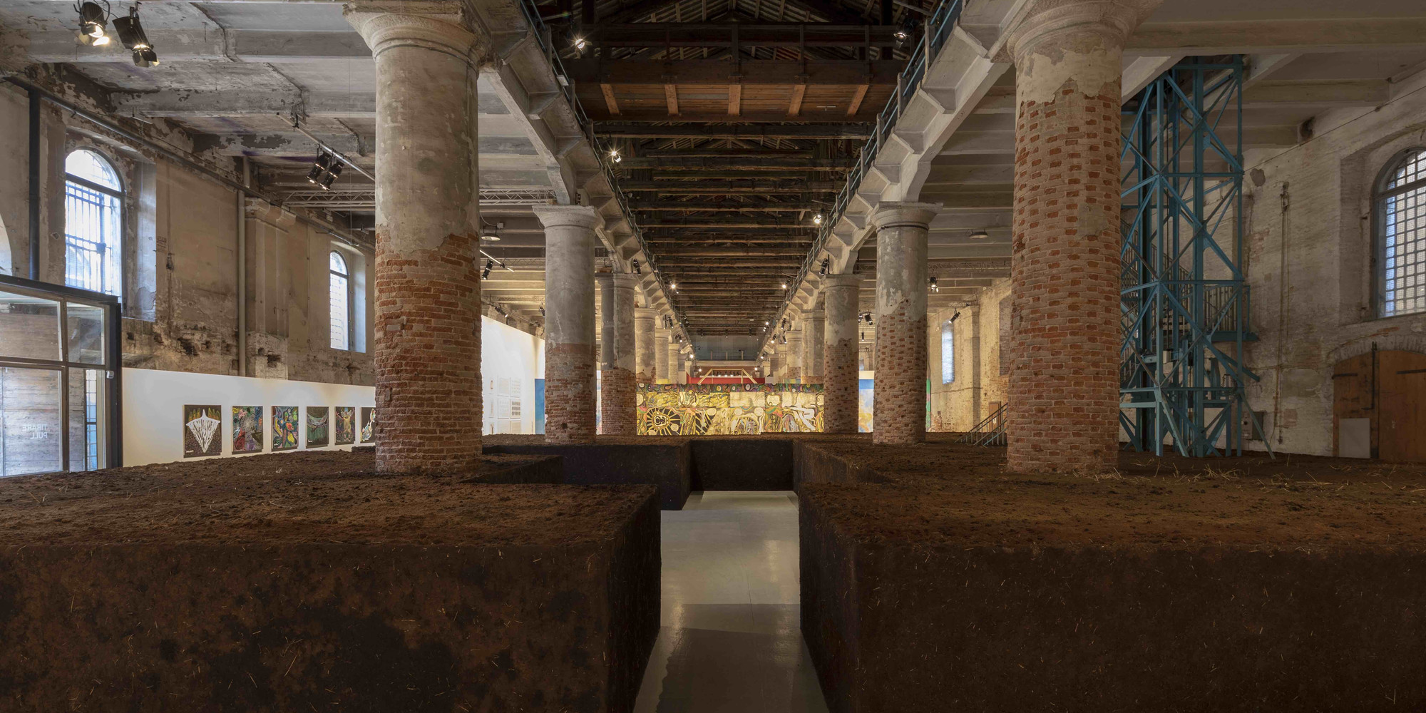 Delcy Morelos. Earthly Paradise. 2022. Tierra, arcilla, heno, harina de yuca, canela, clavos de olor, copaiba, tabaco, café y cocoa, dimensiones variables. Arsenale de la Bienal de Venecia. Fotografía: Roberto Marossi