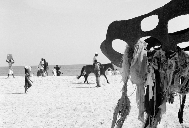 Akinbode Akinbiyi. Bar Beach, Victoria Island, Lagos, from the series Sea Never Dry. 1999. Courtesy of the artist. © Akinbode Akinbiyi