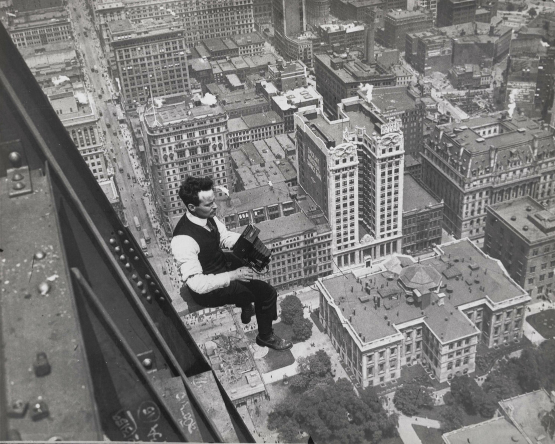Unidentified photographer. Walter Miller shooting from Woolworth Building. 1912–13
